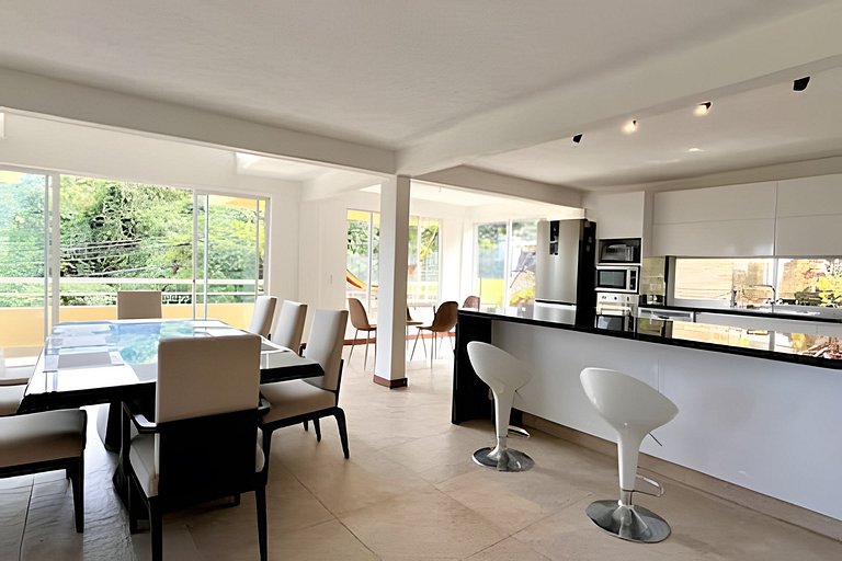 Spacious home with private pool & mountain view