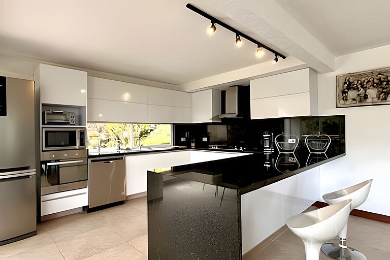 Spacious home with private pool & mountain view